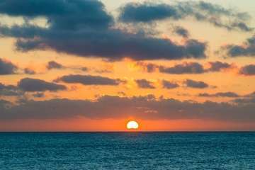 La idílica y triste postal de la costa teldense (Foto Antonio Rico)